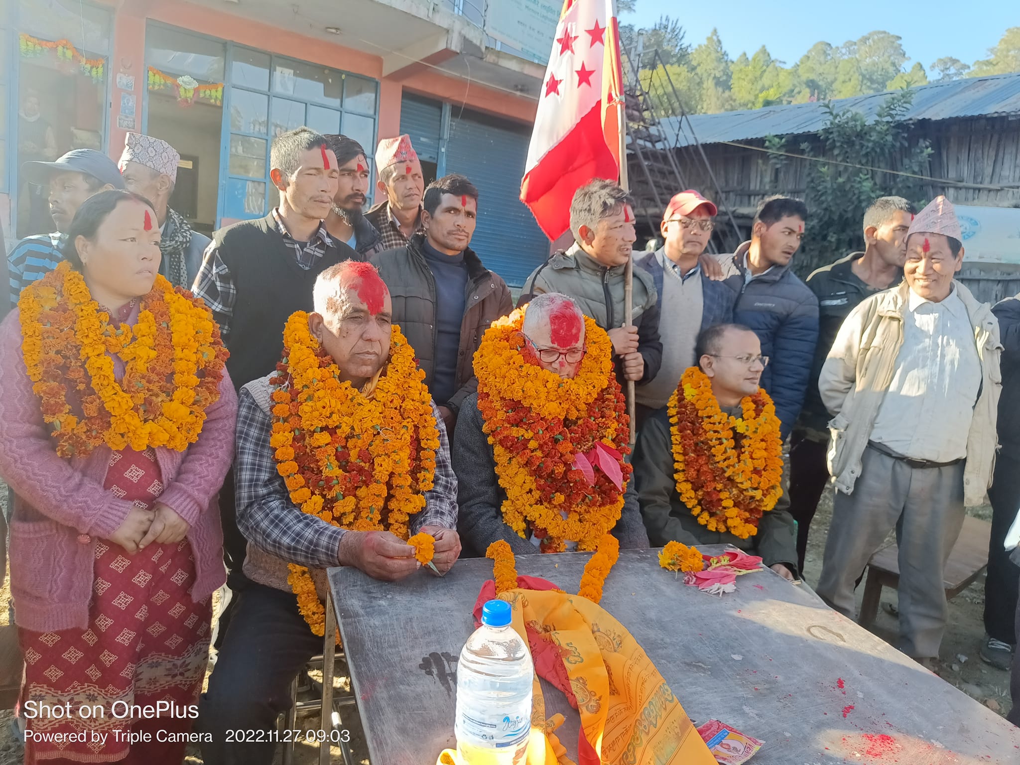 मतदातालाई धन्यबाद दिंदै कैलाली -४ बाट बिजयी उम्मेदवारहरु.... (फोटोमा हेर्नुस् )